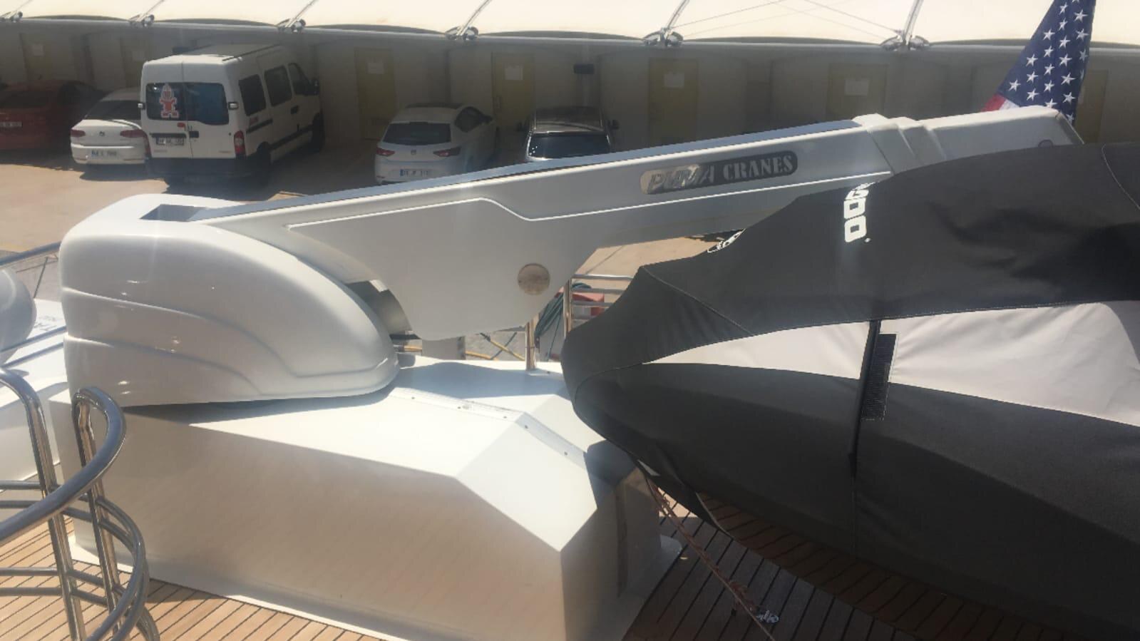 Puma deck crane integrated on a motor yacht